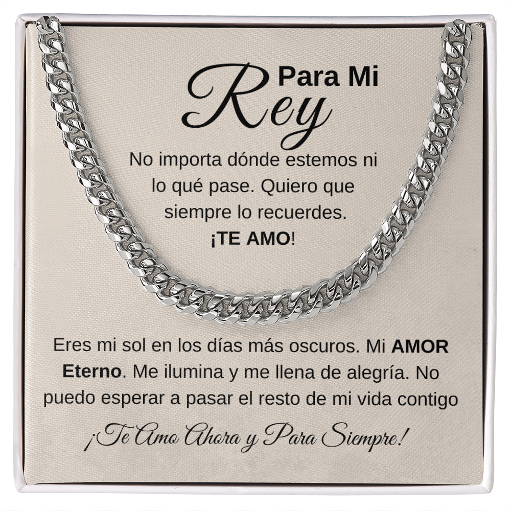 Cadena de eslabones cubanos con fondo beige claro "A mi Rey, te amo". Joyería.