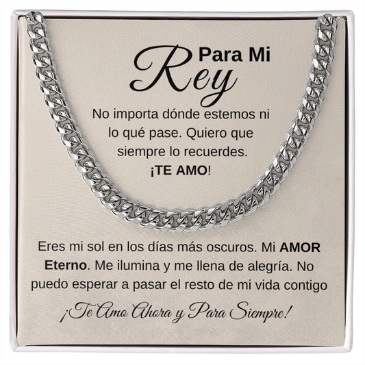 Cadena de eslabones cubanos con fondo beige claro "A mi Rey, te amo". Joyería.