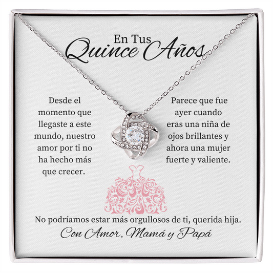 Fondo blanco con vestido rosa En tu Quinceañera Con Amor Mama y Papa collar