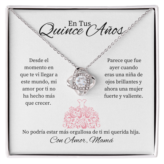 Fondo blanco con vestido rosa En tu Quinceañera Con Amor Mama collar