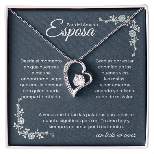 Collar Para Mi Amada Esposa sobre tarjeta azul marino con flores blancas y mensaje de amor infinito