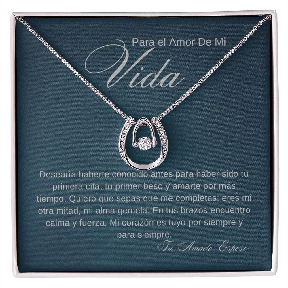 Collar Suerte en el Amor en oro blanco y colgante de cristal para el amor de mi vida fondo azul verde