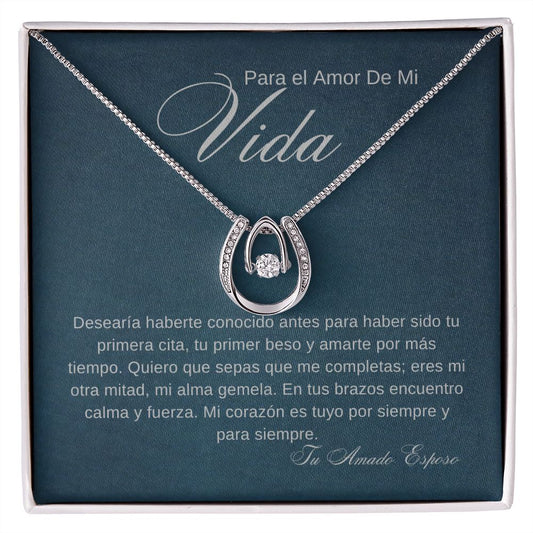 Collar Suerte en el Amor en oro blanco y colgante de cristal para el amor de mi vida fondo azul verde